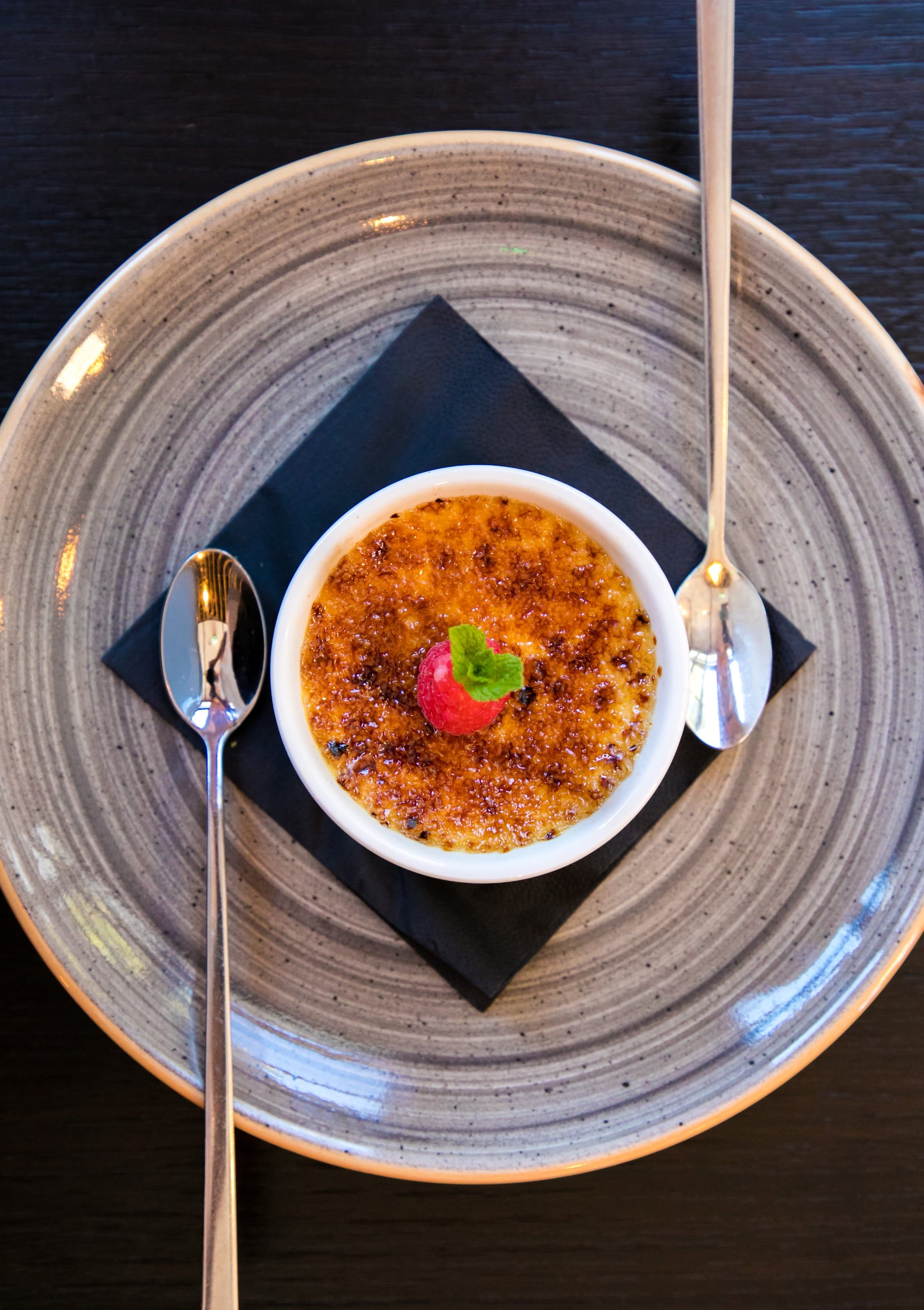 A crème brûlée with a strawberry, seen from above